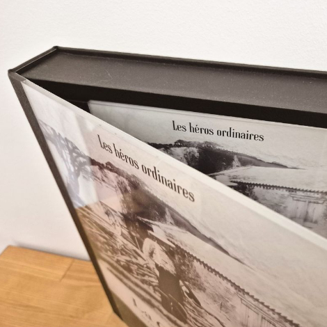 Détail de la tranche du livre.