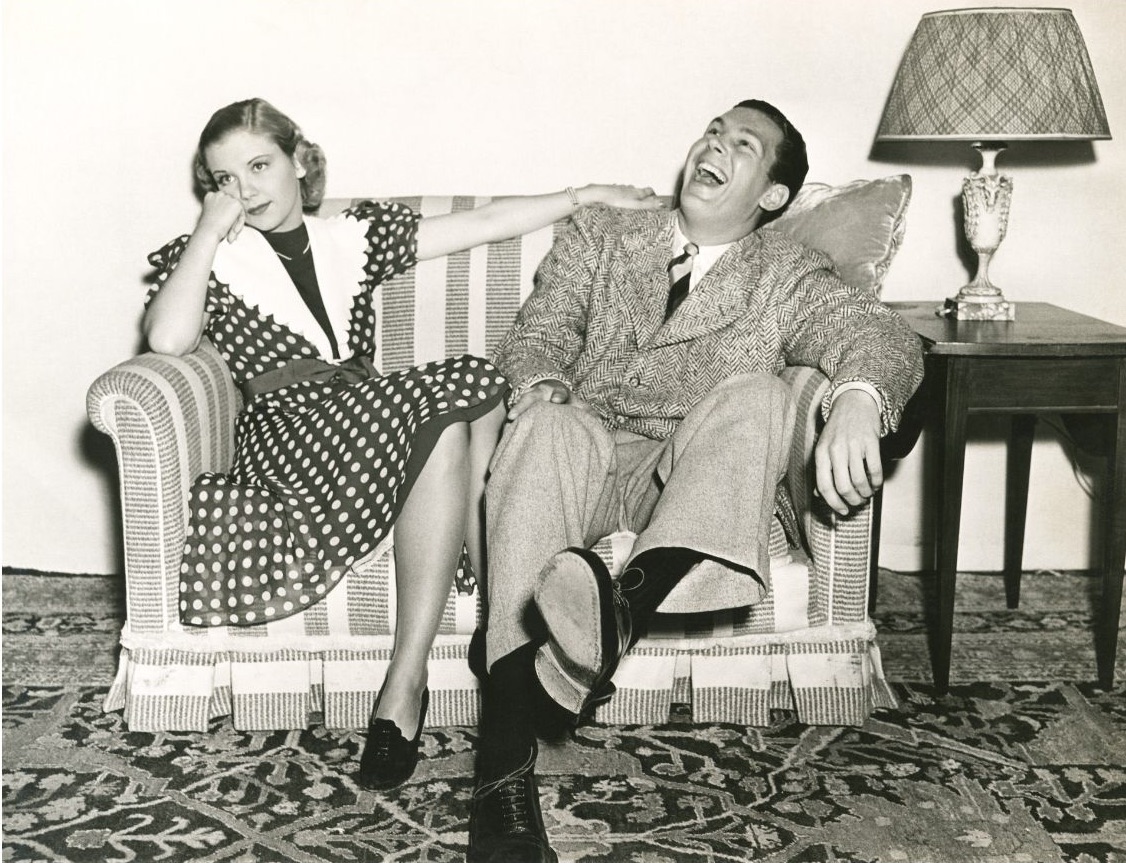 Photographie sépia d'un couple sur un canapé, années 1930.